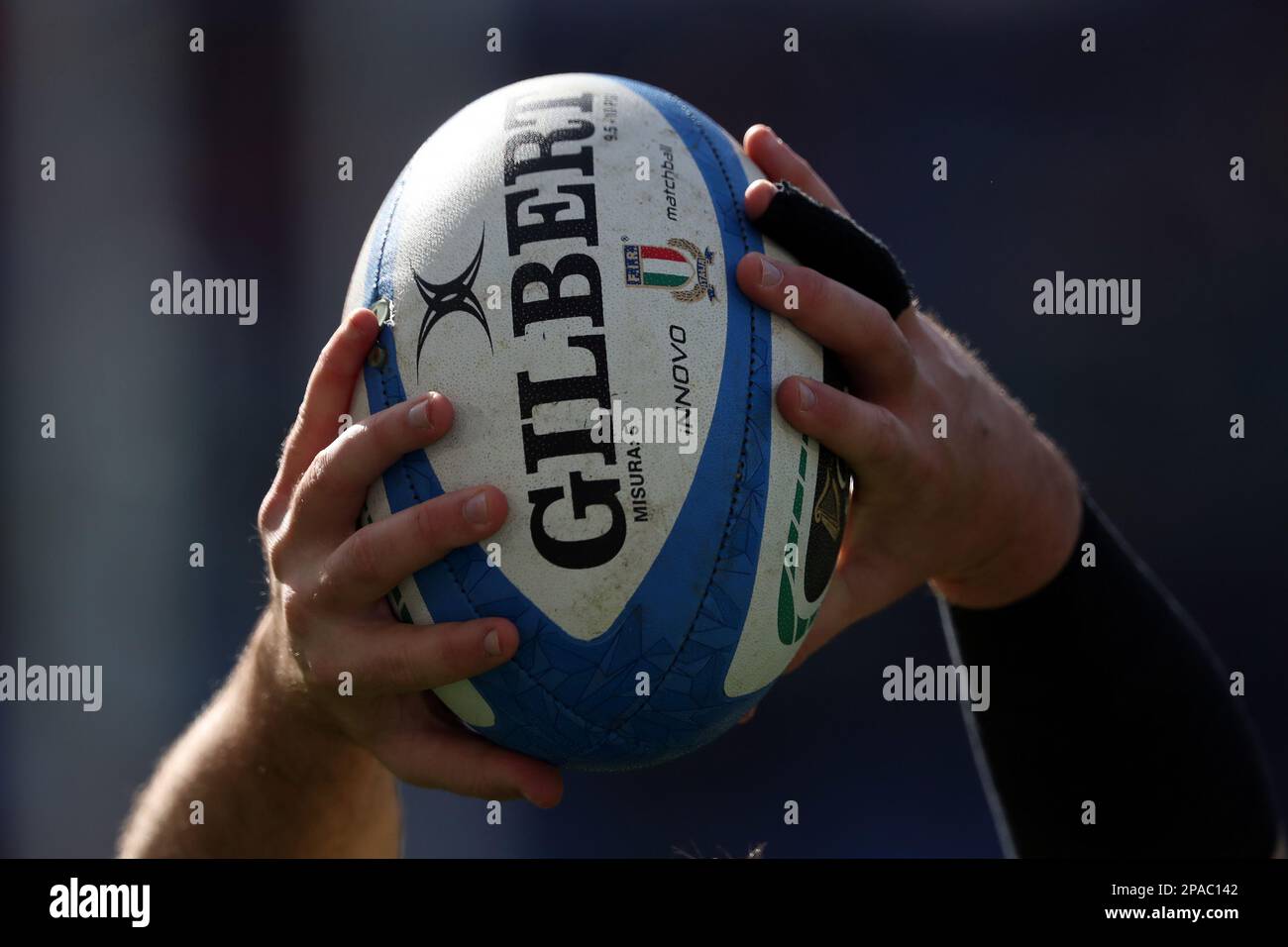 Roma, . 11th Mar, 2023. Roma, Italia, 11.03.2023: Mani del giocatore di rugby tenere la palla ovale durante il riscaldamento nel 2023 Guinness Six Nations Championship round 3 partita di rugby tra Italia e Galles allo Stadio Olimpico di Roma. Credit: Independent Photo Agency/Alamy Live News Foto Stock