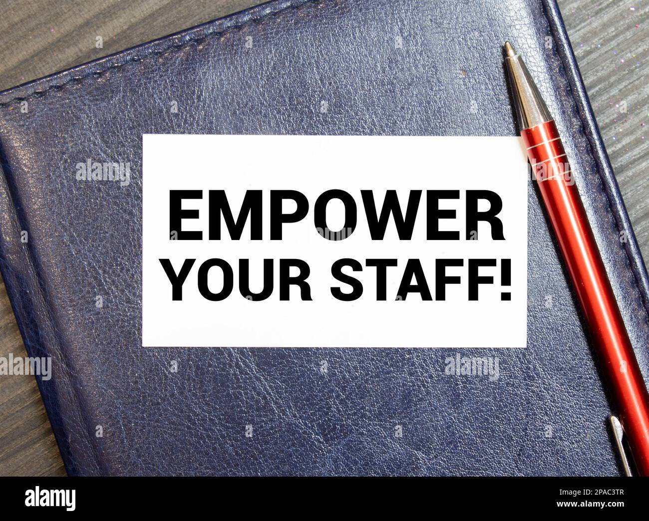 Dai al tuo staff la possibilità di scrivere ispirazione su adesivi colorati Foto Stock