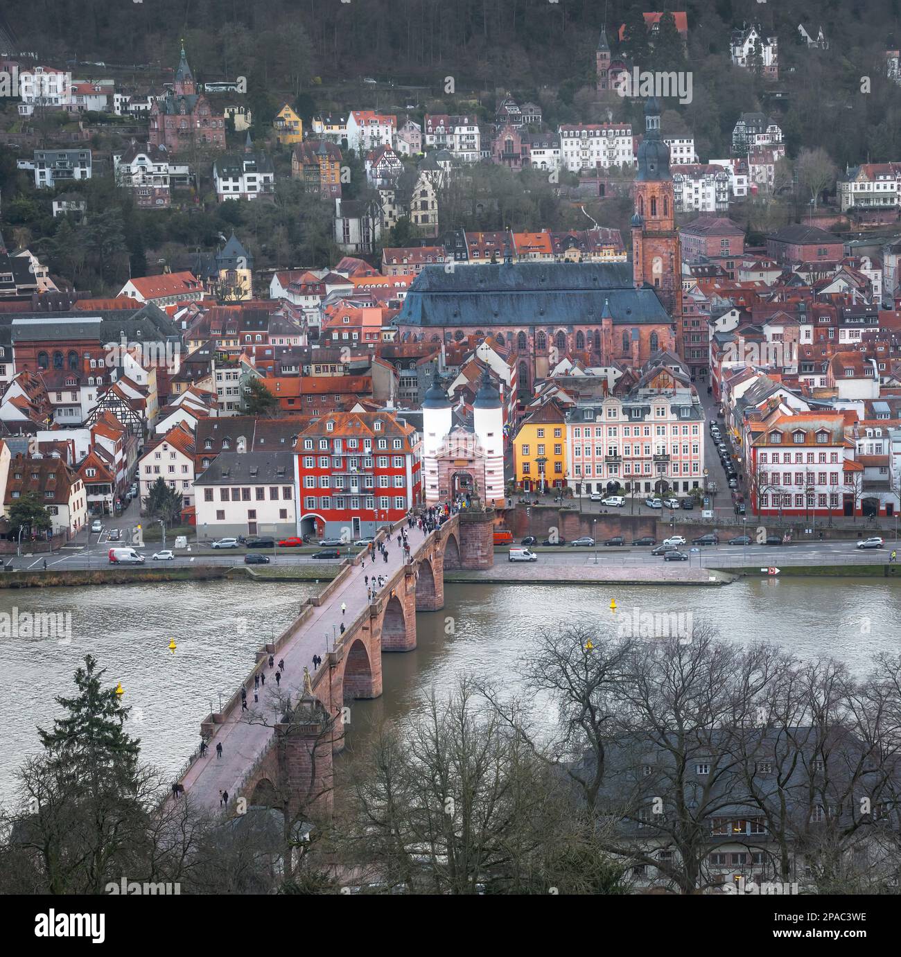 Veduta aerea del Ponte Vecchio (Alte Brucke) e della Chiesa dello Spirito Santo (Heiliggeistkirche) - Heidelberg, Germania Foto Stock