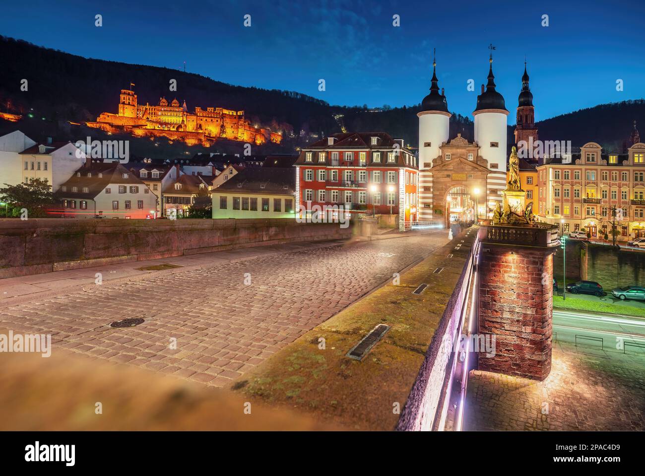 Ponte Vecchio (Alte Brucke) di notte con Bruckentor (porta del Ponte) e il Castello di Heidelberg - Heidelberg, Germania Foto Stock