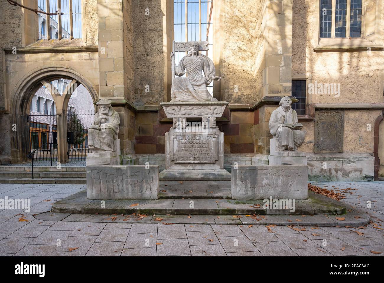 Monumento alla riforma di fronte all'Hospitalkirche (Chiesa dell'Ospedale) - Stoccarda, Germania Foto Stock