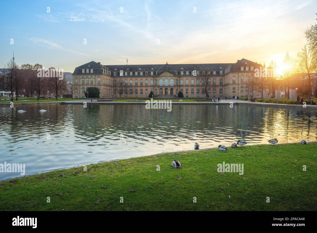 Neues Schloss (Palazzo nuovo) e il lago Eckensee al tramonto - Stoccarda, Germania Foto Stock
