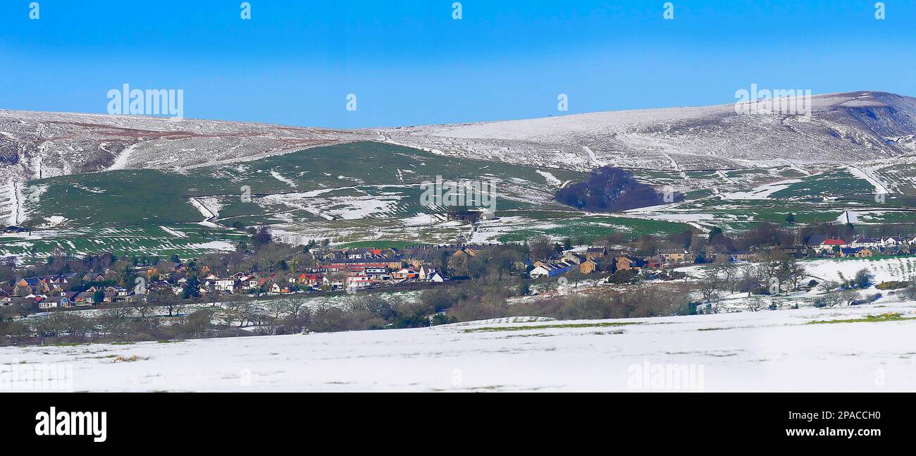 Pendle Hill nel Lancashire coperto di neve. Questo è un luogo selvaggio e pericoloso. 12 persone sono state processate per stregoneria nel 1612 e 10 di loro sono stati impiccati. Foto Stock Pendle Hill nel Lancashire coperto di neve. Questo è un luogo selvaggio e pericoloso. 12 persone sono state processate per stregoneria nel 1612 e 10 di loro sono stati impiccati. Foto Stock