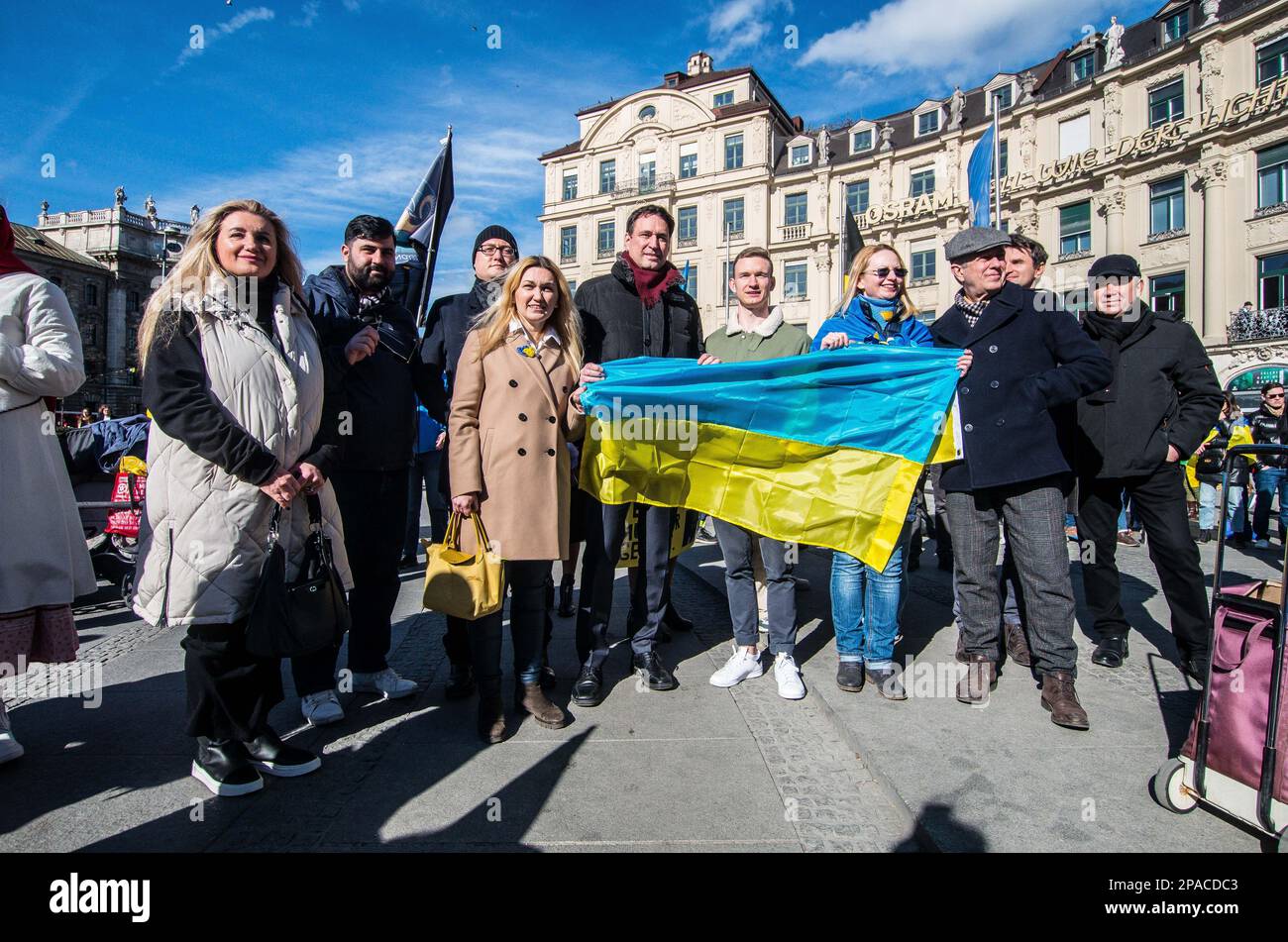 11 marzo 2023, Monaco di Baviera, Germania: GEORG EISENREICH, Ministro della Giustizia bavarese con il consolare ucraino YURIY YARMILKO e gli organizzatori delle manifestazioni ucraine a Monaco di Baviera, Germania. Mentre la Russia sterlina città attraverso l'Ucraina con ondate di missili iperionici, ucraini e tedeschi a Monaco, la Germania ha fatto richieste di pace e l'immediato ritiro della Russia dal territorio ucraino. I partecipanti hanno inoltre ringraziato la Germania e l'alleanza per il sostegno ai rifugiati ucraini, gli aiuti umanitari a coloro che si trovano in Ucraina e le armi difensive. (Credit Image: © Sachelle Babbar/ZU Foto Stock