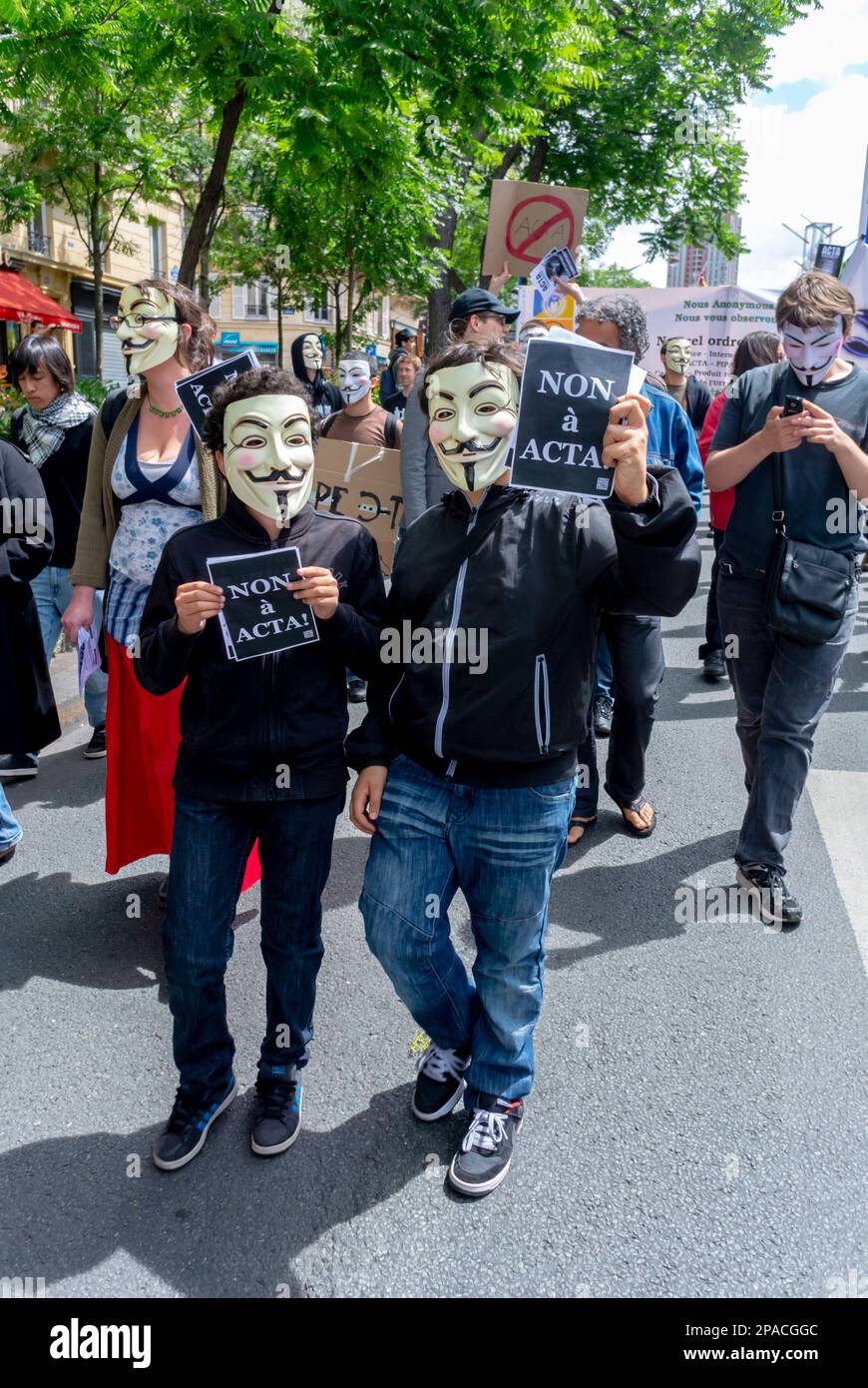 Crowd Young People protesta contro le leggi su Internet, A.C.T.A., Anonymous International hackers dimostrazione Teen indossare Guy Fawkes maschera Marching, attivisti giovani Foto Stock