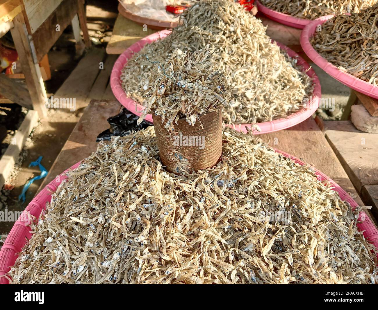 Le acciughe secche sono ampiamente vendute nei mercati tradizionali indonesiani. Foto Stock