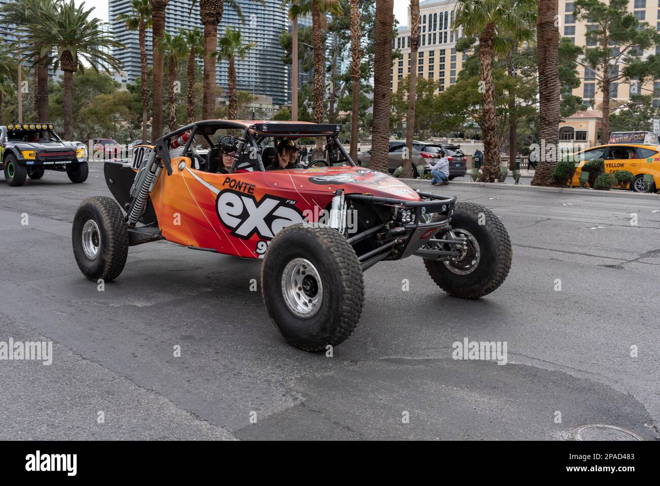 2023 BFGoodrich Tires Mint 400 inizia il weekend di gara con una sfilata di veicoli sulla Strip di Las Vegas. Foto Stock