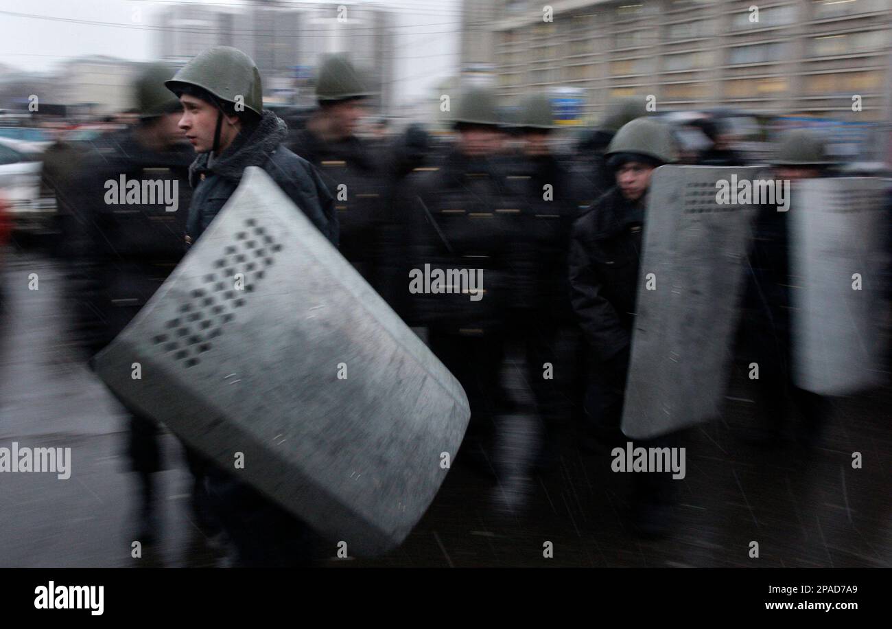 Interior troops cordon off the area of an unsanctioned protest over Russia's presidential election while dispersing it, in Moscow, Monday, March 3, 2008. Police detained dozens of people at a planned opposition protest Monday over Russia's presidential election, in a strong show of force the day after an election that was dismissed by Kasparov and other liberal opposition leaders as a farce. (AP Photo/Misha Japaridze) Foto Stock
