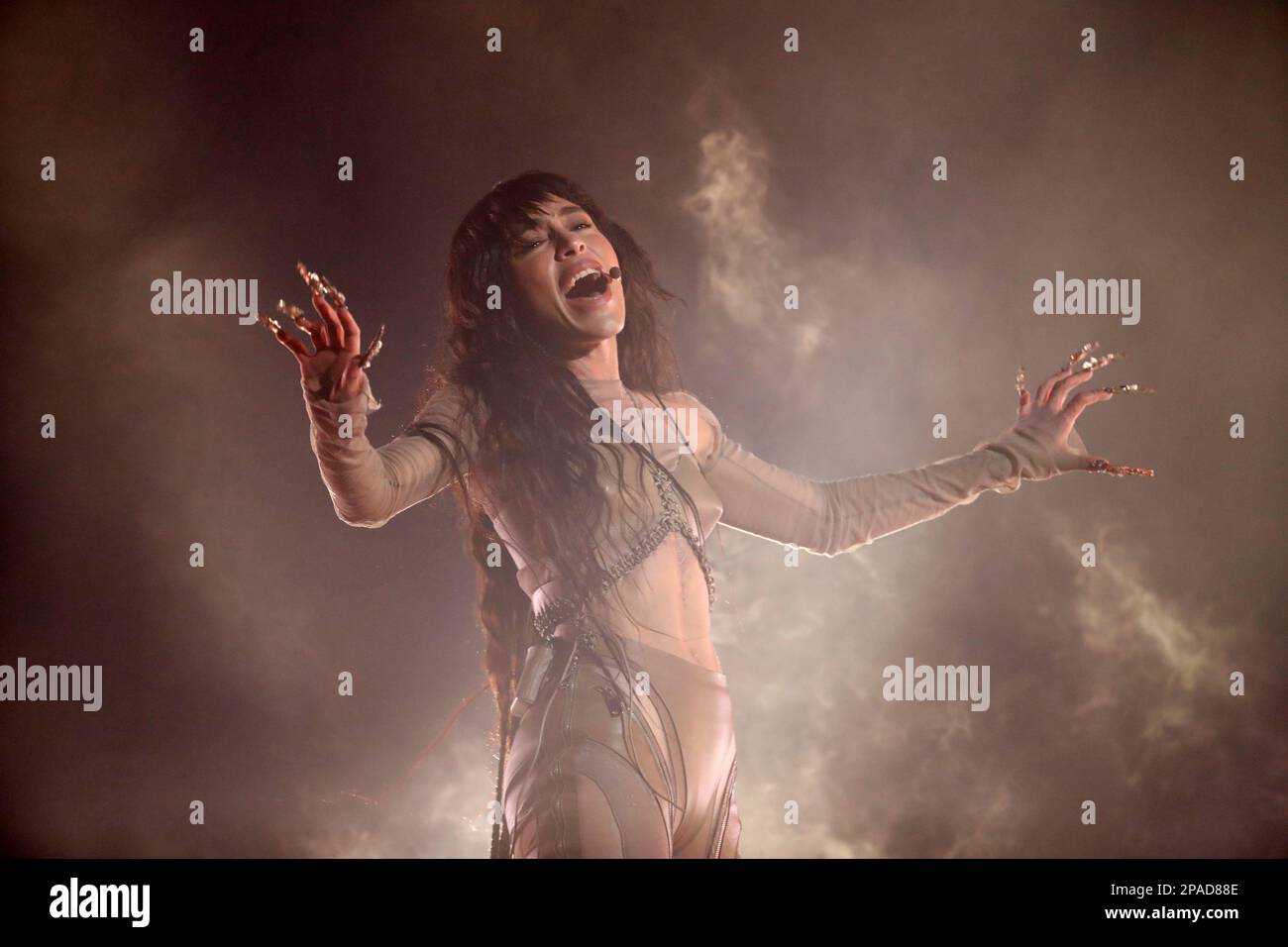 La cantante svedese Loreen (Lorine Talhaoui) suona cantando la sua canzone 'Tattoo' durante il Melodifestivalen concorso di canzoni alla Friends Arena di Stoccolma, Svezia, il 11 marzo 2023. Loreen ha vinto Melodifestivalen e rappresenterà la Svezia al Concorso di canzoni Eurovision a Liverpool nel mese di maggio.Photo: Christine Olsson / TT / code 10430 Credit: TT News Agency/Alamy Live News Foto Stock