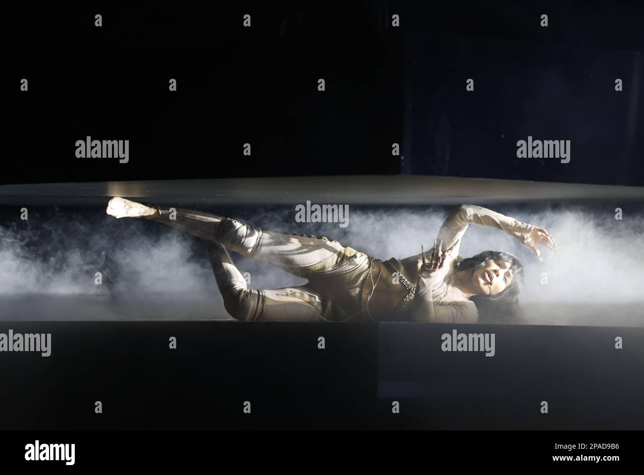 La cantante svedese Loreen (Lorine Talhaoui) suona cantando la sua canzone 'Tattoo' durante il Melodifestivalen concorso di canzoni alla Friends Arena di Stoccolma, Svezia, il 11 marzo 2023. Loreen ha vinto Melodifestivalen e rappresenterà la Svezia al Concorso di canzoni Eurovision a Liverpool nel mese di maggio.Photo: Christine Olsson / TT / code 10430 Credit: TT News Agency/Alamy Live News Foto Stock