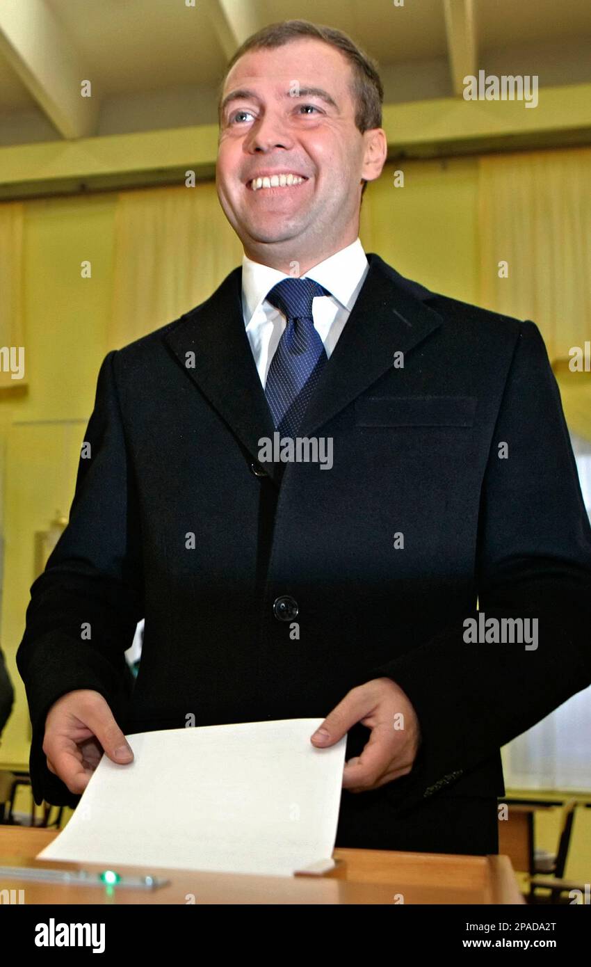 Russian First Deputy Prime Minister and presidential hopeful Dmitry Medvedev casts his ballot paper at a polling station in Moscow Sunday, March 2, 2008. (AP Photo/RIA-Novosti, Dmitry Astakhov, Pool) Foto Stock