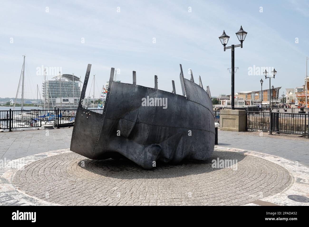 Mercantili marinai War Memorial Sculpture a Mermaid Quay a Cardiff Bay Wales, arte lungomare Foto Stock