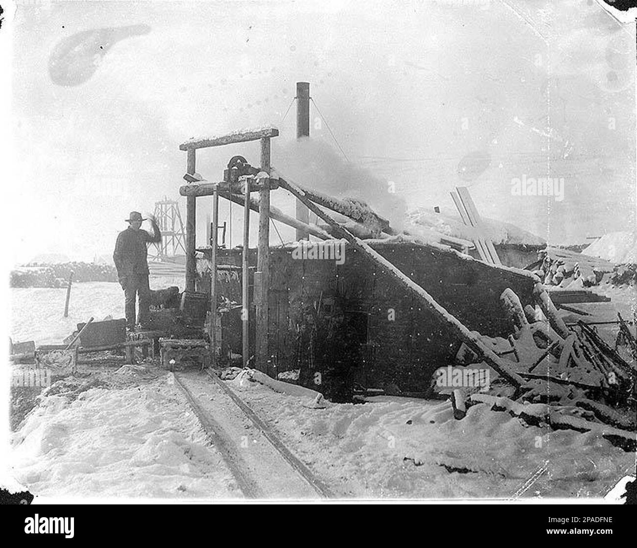 Attività mineraria che mostra la casa di caldaia e l'albero, Yukon Territory, 5 marzo 1901 Foto Stock