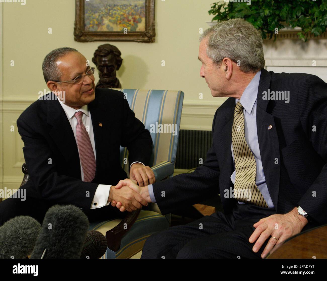 President Bush meets with Sada Cumber, left, the first U.S. envoy to the Organization of the Islamic Conference, Wednesday, Feb. 27, 2008, in the Oval Office of the White House in Washington. (AP Photo/Ron Edmonds) Foto Stock