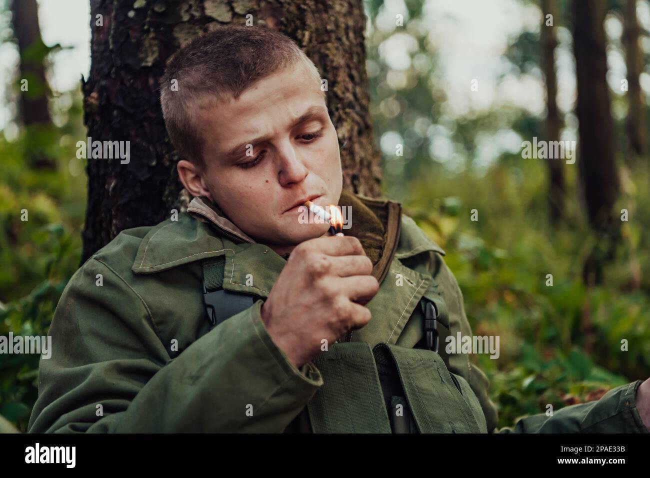 I terroristi hanno una pausa e fumo sigaretta nella foresta durante la battaglia Foto Stock