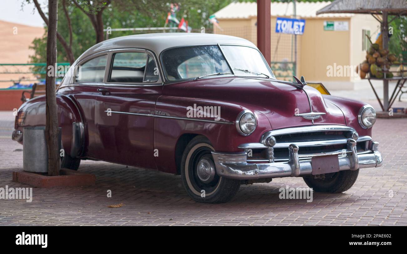 Dubai, Emirati Arabi Uniti - 22 marzo 2014: Vecchia Chevrolet Deluxe 1950 parcheggiata vicino al deserto a Dubai. Foto Stock