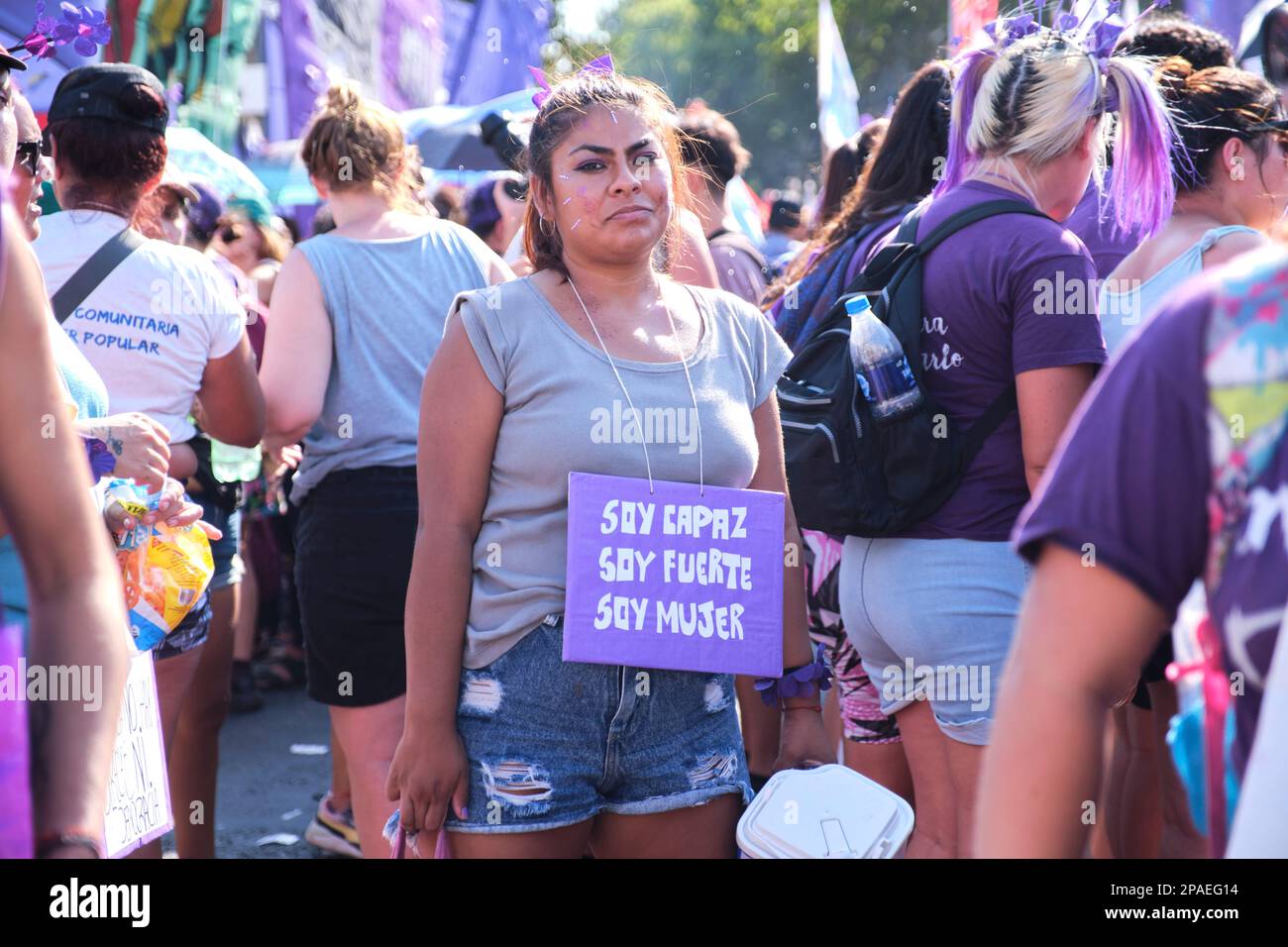 Buenos Aires, Argentina; 8 marzo 2023: Donne che marciano durante lo sciopero femminista internazionale, segno testo: Sono capace, sono forte, sono una donna. Foto Stock