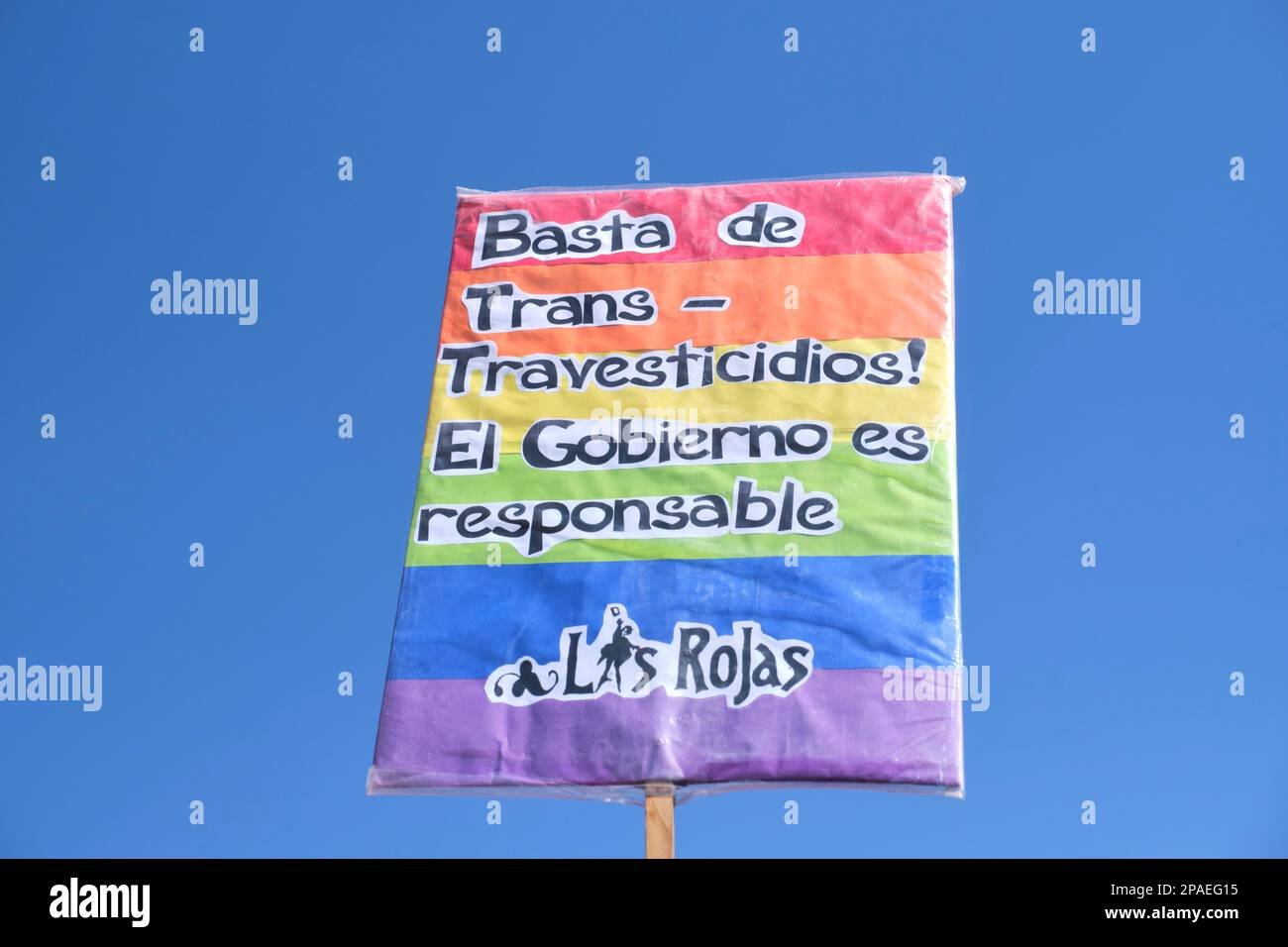 Buenos Aires, Argentina; 8 marzo 2023: Sciopero femminista internazionale, poster con i colori dell'arcobaleno e il testo non più trans transvesticide Foto Stock
