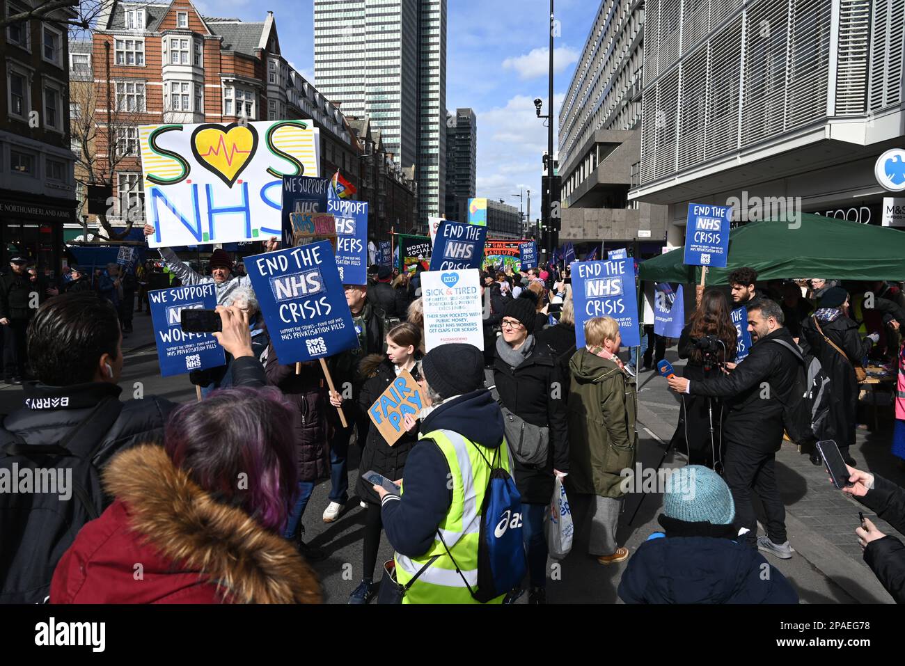 Migliaia di attivisti hanno marciato oggi attraverso il centro di Londra a Whitehall per protestare contro la scarsità di finanziamenti NHS, come ha subito la peggiore crisi mai. I manifestanti che trasportano cartelloni raccolti nel centro di Londra a sostegno della risoluzione della crisi nel NHS. Molti manifestanti temono che il NHS sarà gradualmente trasformato in un US - servizio di salute privato di stile .i medici junior cominceranno uno sciopero di tre giorni il lunedì per chiedere gli aumenti di paga. 500 morti evitabili ogni settimana potrebbe essere salvato dal finanziamento del governo a NHS , il personale non hanno mai visto una tale crisi e stanno soffrendo di un morale basso .. Foto Stock