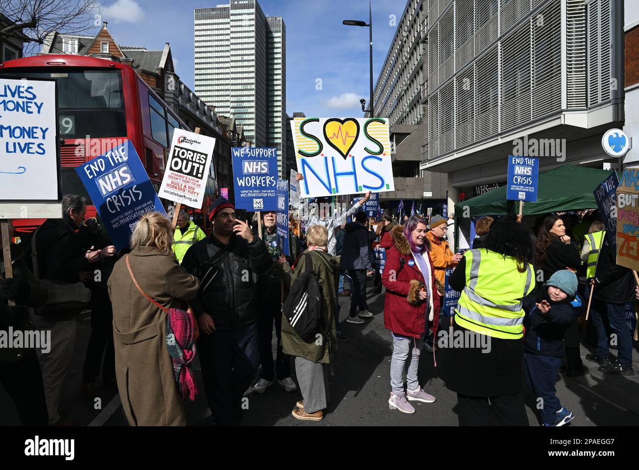 Migliaia di attivisti hanno marciato oggi attraverso il centro di Londra a Whitehall per protestare contro la scarsità di finanziamenti NHS, come ha subito la peggiore crisi mai. I manifestanti che trasportano cartelloni raccolti nel centro di Londra a sostegno della risoluzione della crisi nel NHS. Molti manifestanti temono che il NHS sarà gradualmente trasformato in un US - servizio di salute privato di stile .i medici junior cominceranno uno sciopero di tre giorni il lunedì per chiedere gli aumenti di paga. 500 morti evitabili ogni settimana potrebbe essere salvato dal finanziamento del governo a NHS , il personale non hanno mai visto una tale crisi e stanno soffrendo di un morale basso .. Foto Stock