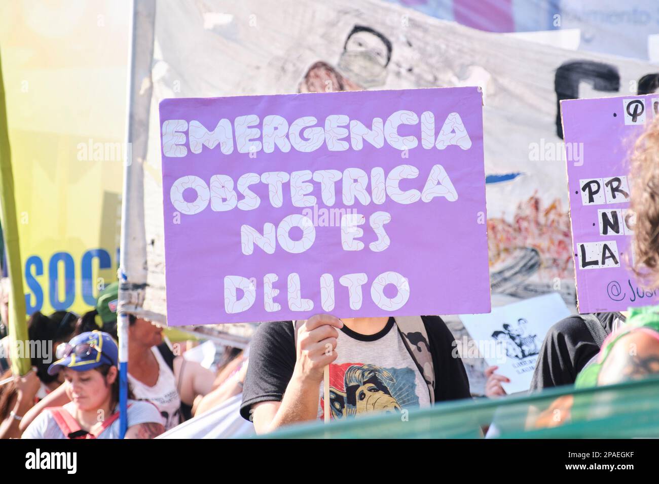 CABA, Buenos Aires, Argentina; 8 marzo 2023: Giornata internazionale della donna. Poster con il testo l'emergenza ostetrica non è un crimine. Foto Stock