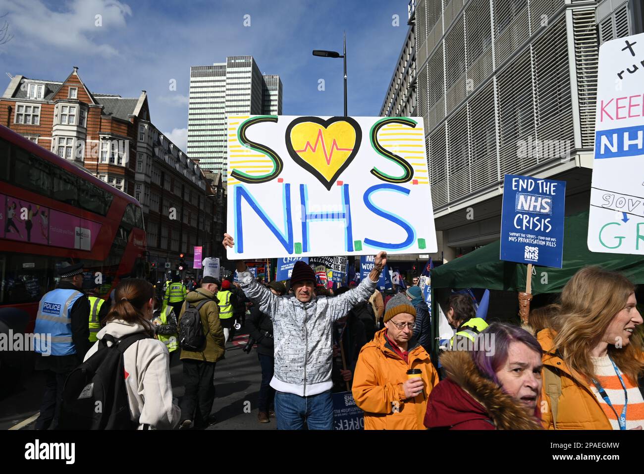 Migliaia di attivisti hanno marciato oggi attraverso il centro di Londra a Whitehall per protestare contro la scarsità di finanziamenti NHS, come ha subito la peggiore crisi mai. I manifestanti che trasportano cartelloni raccolti nel centro di Londra a sostegno della risoluzione della crisi nel NHS. Molti manifestanti temono che il NHS sarà gradualmente trasformato in un US - servizio di salute privato di stile .i medici junior cominceranno uno sciopero di tre giorni il lunedì per chiedere gli aumenti di paga. 500 morti evitabili ogni settimana potrebbe essere salvato dal finanziamento del governo a NHS , il personale non hanno mai visto una tale crisi e stanno soffrendo di un morale basso .. Foto Stock