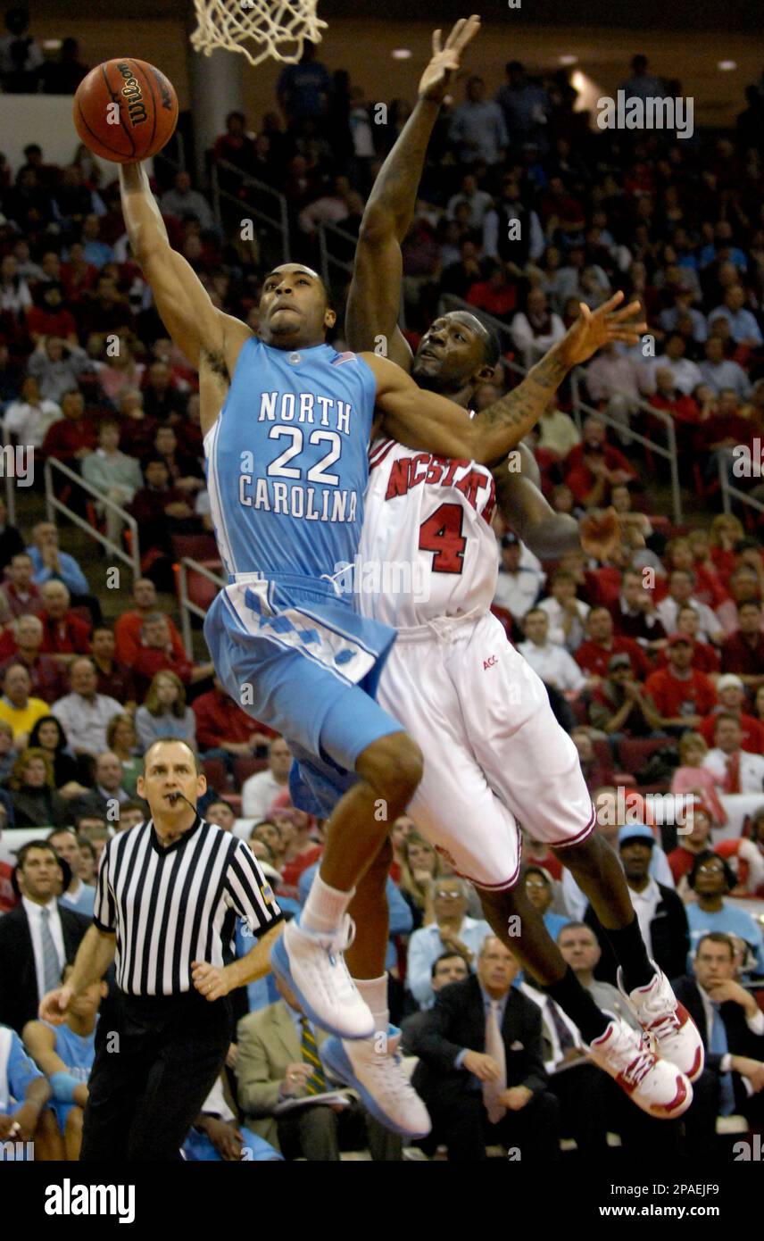 North Carolina State's Courtney Fells (4) tries to block North Carolina's Wayne Ellington (22) in the second half of a college basketball game in Raleigh, N.C., Wednesday, Feb. 20, 2008. (AP Photo/Sara D. Davis) Foto Stock