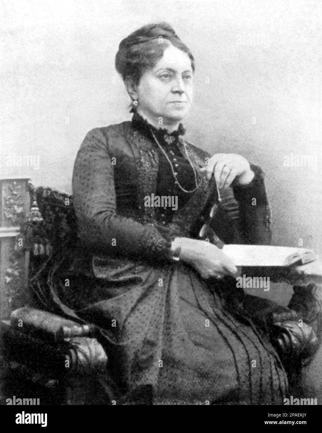 1895 ca , Roma , ITALIA : la principessa italiana BEATRICE ALTIERI (contessa di nascita Archinto , 1823 - 1899 ), sposò nel 1843 con il principe EMILIO ALTIERI di Oriolo ( 1819 - 1900 ) . Madre del principe Paolo Altieri di Viano (1849-1901) e altre quattro figlie sposarono con la più alta nobiltà italiana: marchese Revedin di San Martino , marchese Theodoli di Sambuci di San Vito e Pisoniano , conte Rocca Saporiti marchese della Sforzesca e principe Boncompagni Ludovisi Duca di Sora . - Nobiltà italiana - nobiltà - ritratto - ritratto - BELLE EPOQUE - obiettivo - occhiali da vista --- Archivio GBB Foto Stock