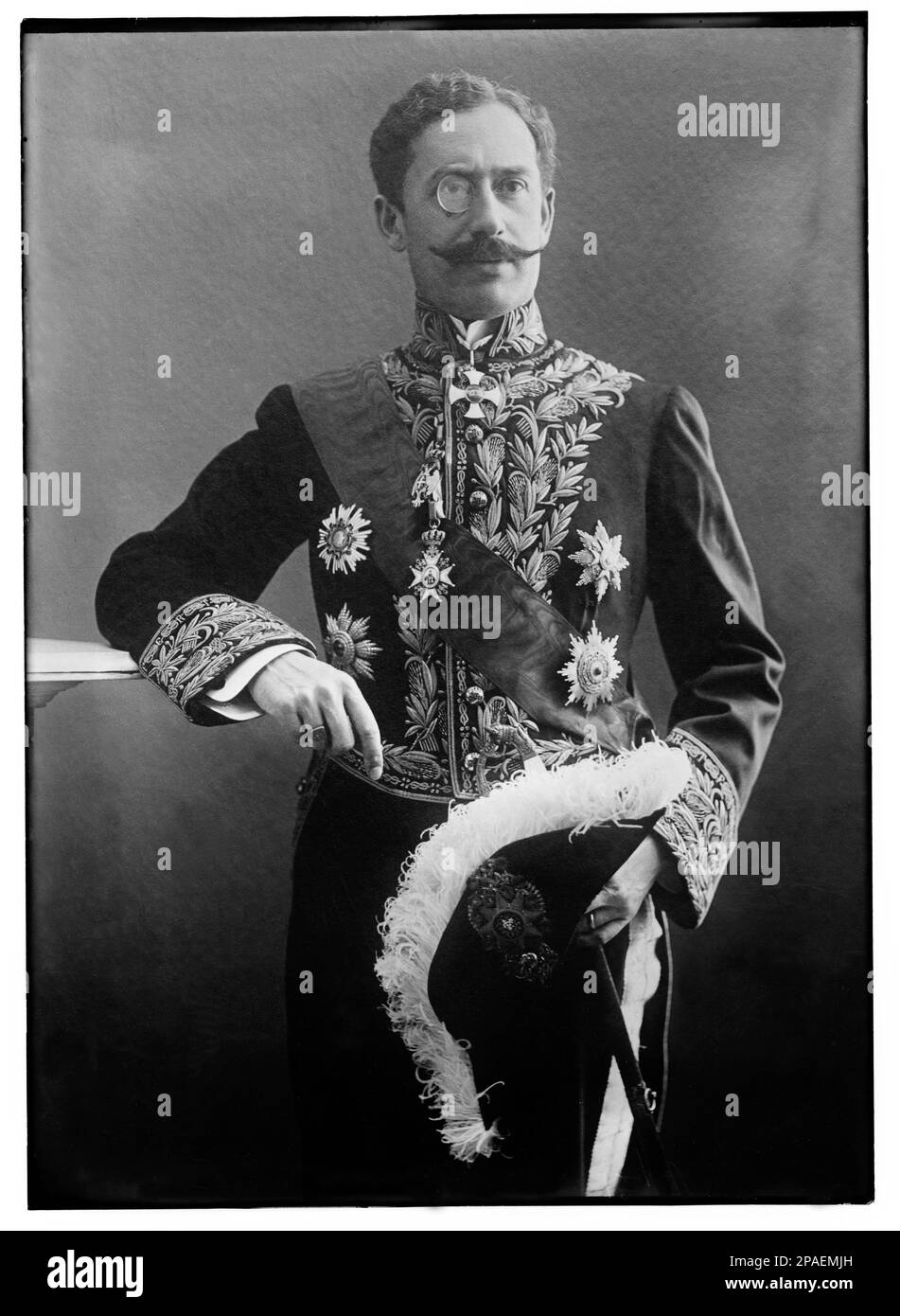 Il politico italiano Barone Camillo Romano AVEZZANA ( Napoli , 1867 – Eboli , 1949 ), ambasciatore negli USA . Senatore del Regno d'Italia dal 1934 . Figlio del magistrato Domenico ROMANO e Pierina AVEZZANA . Sposato due volte: Con american Marie Jaqueline Taylor e Felicita la Francesca . Una sola figlia di nome Jolanda Romano Avezzana .- Avezzano - barone - foto storiche - foto storica - ritratto - Nobiltà italiana - nobiltà - nobili italiani - nobile - ITALIA - Ambasciatore - feluca - medaglie - medaglie - decorazioni - diplomatico - baffi - baffi - Foto Stock