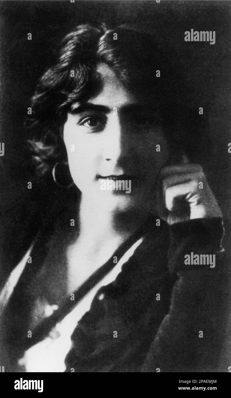 1912 c, ITALIA : il pianista italiano LUISA BACCARA ( 1892 - 1985 ) , amante del poeta , politico e scrittore italiano GABRIELE D'ANNUNZIO ( 1863 - 1938 ). - Bijoux - gioielli - orecchino - orecchini - orecchini - orecchini - ritratto - ritratto - DAnnunzio - pianoforte - PIANOFORTE - MUSICISTA - MUSICA CLASSICA - MUSICA - CLASSICA - MUSICA - CLASSICA - musicista ---- ARCHIVIO GBB Foto Stock