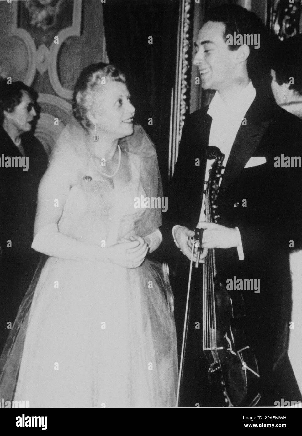 1954 ca : la musicista italiana ELENA BARBARA GIURANNA ( 1899 - 1998 ) , dopo un concerto con suo figlio , Il violinista BRUNO - COMPOSITRICE - COMPOSITORE - MUSICA - ritratto - ritrato - MUSICA CLASSICA - CLASSICA - OPERA - COMPOSITORE - violino - violinista - MUSICA - MUSICA ---- ARCHIVIO GBB Foto Stock