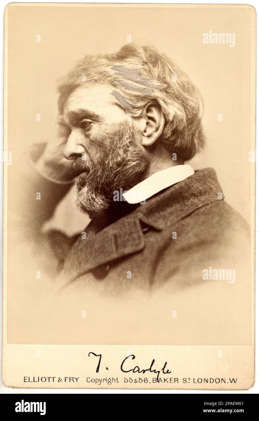 Lo storico scotista THOMAS CARLYLE ( Ecclefechan 1795 - Londra 1881 ) . Photo by Elliott and Fry , London - SCRITTORE - WRITER - LETTERATO - LETTERATURA - STORICO SCOZZESE - Older Ancient MAN - uomo anziano - capelli bianchi - capelli bianchi - barba - colletto - taglio - profilo ---- GBB Foto Stock