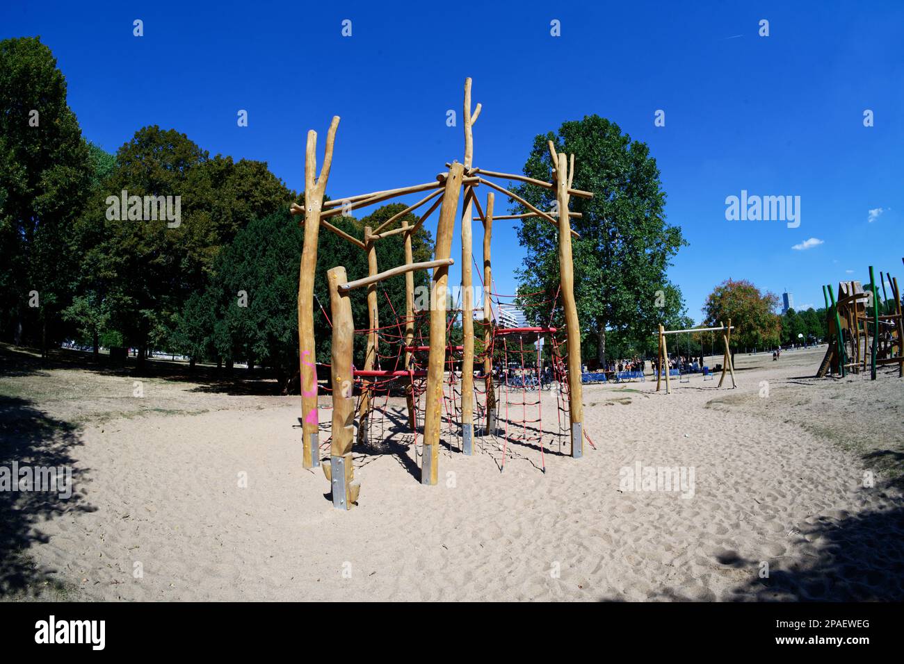 struttura in legno per arrampicata su un parco giochi con terreno sabbioso in un parco a colonia in una giornata di sole Foto Stock