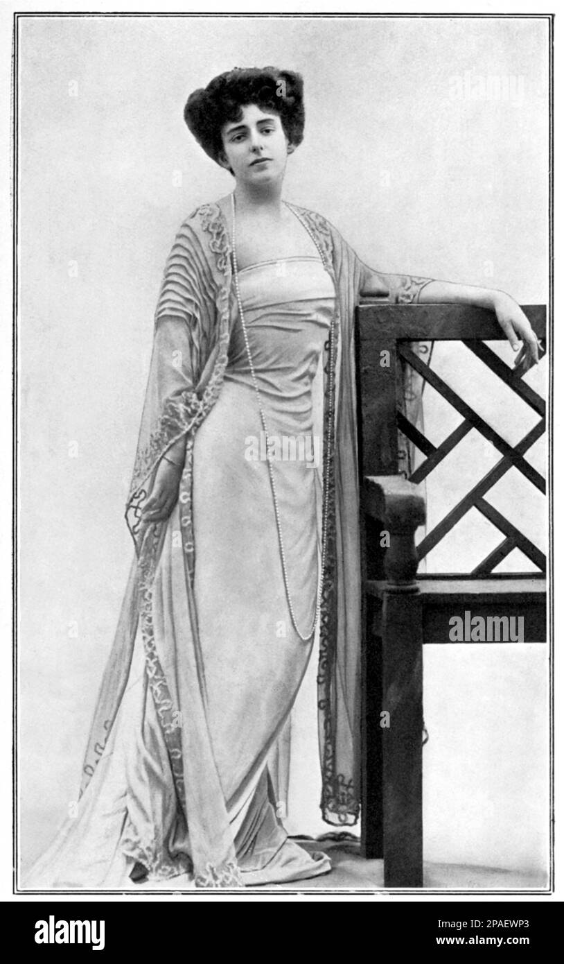 1908 : Ritratto della VITTORIA COLONNA dei principi di PALIANO Duchessa CAETANI di SERMONETA di Teano ( Londra , 1880 - 1954 ) , sposata nel 1901 con il Duca Leone Caetani di Sermoneta di Teano ( 1869 - Vancouver , Canada 1935 ) , Nato dal Principe Marcantonio colonna di Paliano ( Napoli, 1844 - Roma, 1912 ) e dalla principessa Teresa Caracciolo Duchessa di San Teodoro e Parete marchesa di Villamania e Capriglia ( Napoli , 1855 - ). Vittoria era un noto memorialista intellettuale e amante segreto del futurista UMBERTO BOCCIONI . Foto di Lallie Charles , Londra - Principessa - principessa Foto Stock