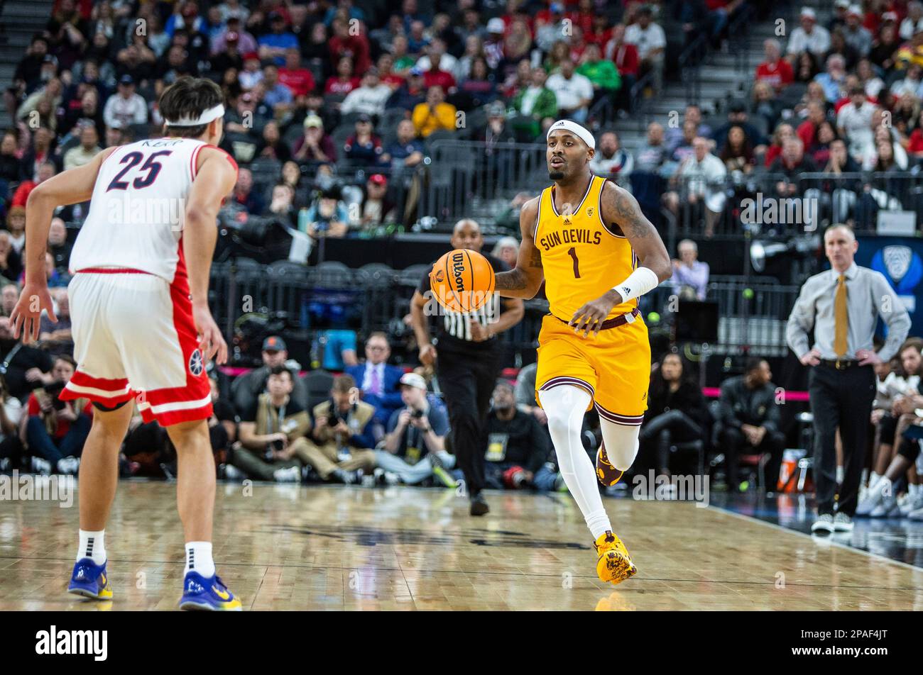 Marzo 10 2023 Las Vegas, NV, U.S.A. La guardia statale dell'Arizona Luther Muhammad (1) porta la palla in campo durante le semifinali del torneo di pallacanestro maschile NCAA PAC 12 tra Arizona Wildcats e Arizona state Sun Devils. L'Arizona ha battuto l'Arizona state 78-59 alla T Mobile Arena di Las Vegas, Nevada. Thurman James/CSM Foto Stock