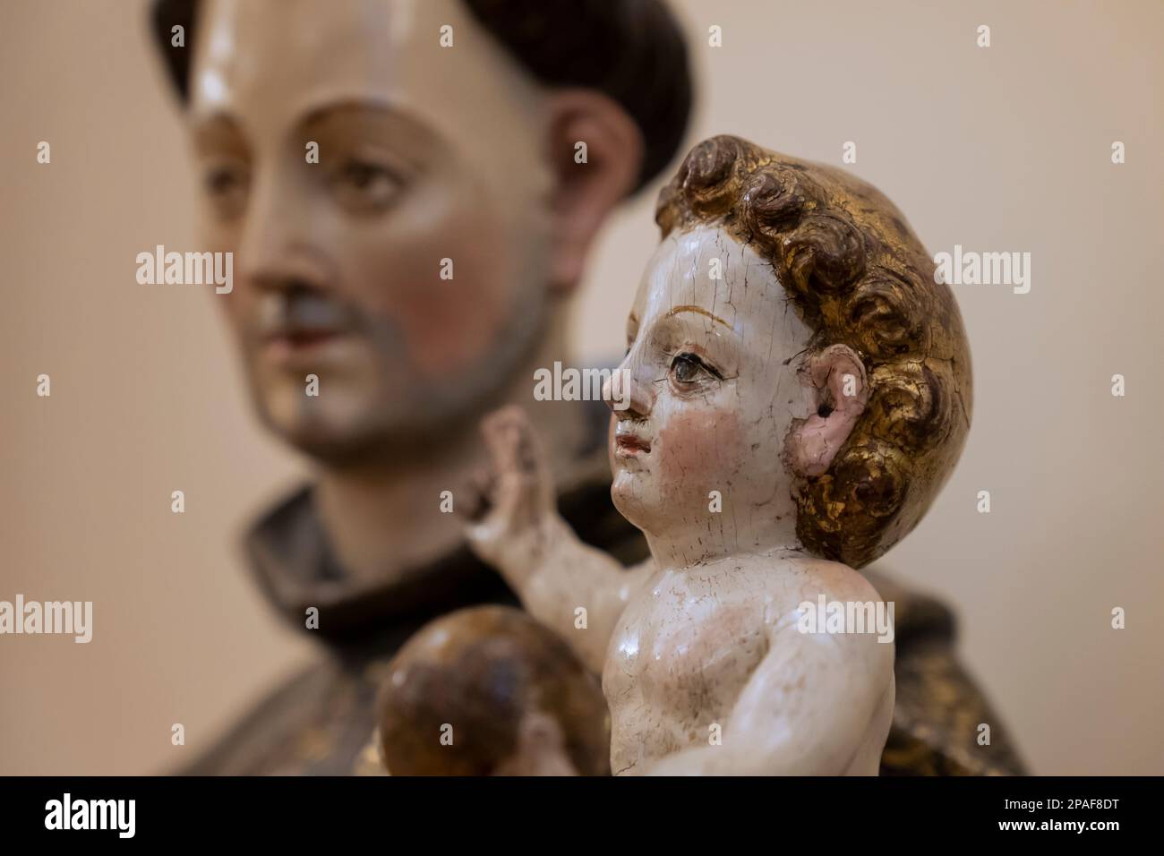Figura policroma di Sant'Antonio di Padova che tiene in mostra il bambino Gesù al Museo de los Caminos nel Palazzo Vescovile di Astorga, Leon, S. Foto Stock