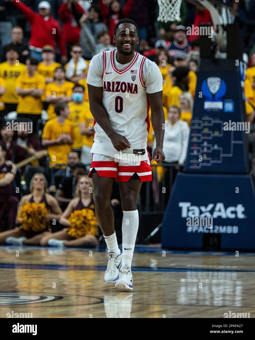 Marzo 10 2023 Las Vegas, NV, U.S.A. Arizona Wildcats Guard Courtney Ramey (0) reagisce dopo aver segnato tre punti durante la NCAA PAC 12 Men's Basketball Tournament Semifinals tra Arizona Wildcats e Arizona state Sun Devils. L'Arizona ha battuto l'Arizona state 78-59 alla T Mobile Arena di Las Vegas, Nevada. Thurman James/CSM Foto Stock