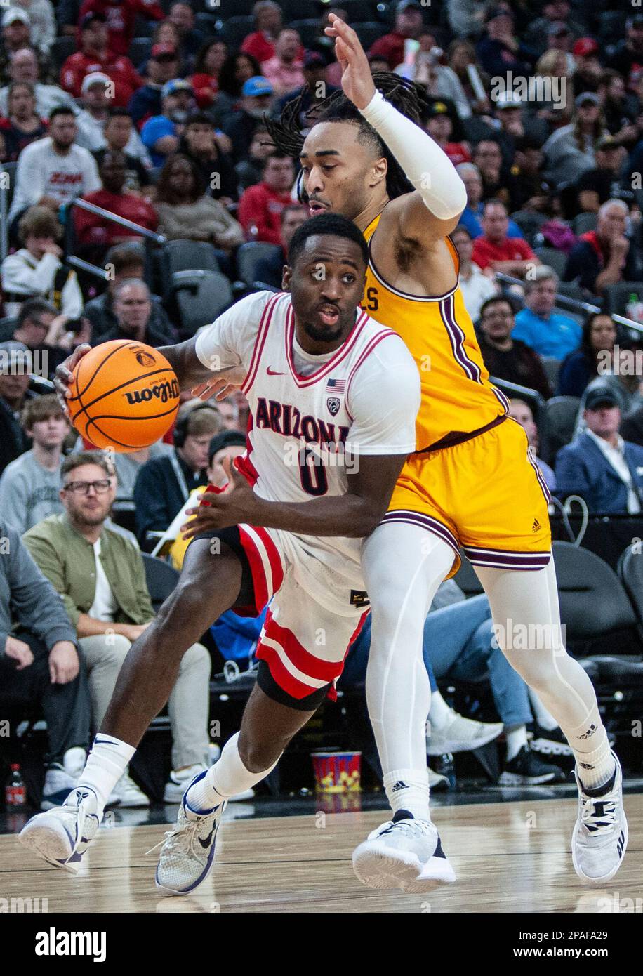 Marzo 10 2023 Las Vegas, NV, U.S.A. Arizona Wildcats guardia Courtney Ramey (0) guida fino al cerchio durante la NCAA PAC 12 Men's Basketball Tournament Semifinals tra Arizona Wildcats e Arizona state Sun Devils. L'Arizona ha battuto l'Arizona state 78-59 alla T Mobile Arena di Las Vegas, Nevada. Thurman James/CSM Foto Stock