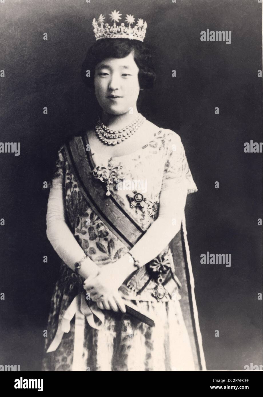 1925 , 25 dicembre , Tokyo , Giappone : l'imperatrice del Giappone KOJUN ( principessa NAGAKO KUNI , 1903 - 2000 ) il giorno dell'incoronazione con i gioielli della Corona giapponese . Fu consorte del lontano cugino imperatore Showa ( HIROHITO , 1901 - 1989 ) dal 1924 , e madre dell'attuale imperatore Akihito ( nato nel 1933 ) . Nagako era la figlia maggiore del principe Kuni Kuniyoshi , una discendenza della famiglia imperiale, sua madre discendeva da Daimyo, l'aristocrazia feudale o militare . La coppia imperiale ebbe sette figli, cinque figlie e due figli . - GIAPPONE - NOBILTÀ - NOBILI - N Foto Stock