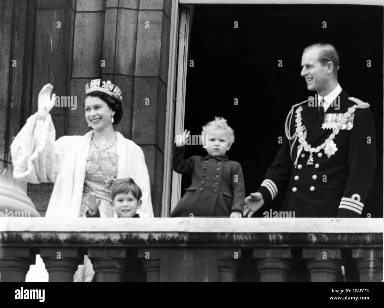 1952, 4 novembre , Buckingham Palace , Londra , Inghilterra : la c regina ELISABETTA II d'Inghilterra ( nata nel 1926 ) il giorno dell'apertura del Parlamento , dopo la cerimonia la famiglia reale sul balcone . In questa foto con il principe PHILIP Mountbatten Duca DI EDIMBURGO ( 1921 ), il principe CARLO di Galles (1948 ) e la principessa Royal ANNE ( 1950 ) - REALI - ROYALTY - nobili - Nobiltà - nobiltà - GRAND BRETAGNA - GRAN BRETAGNA - INGHILTERRA - REGINA - WINDSOR - Casa di Saxe-Coburg-Gotha - personalità celebrità personaggi celebrità quando erano bambini piccoli Foto Stock