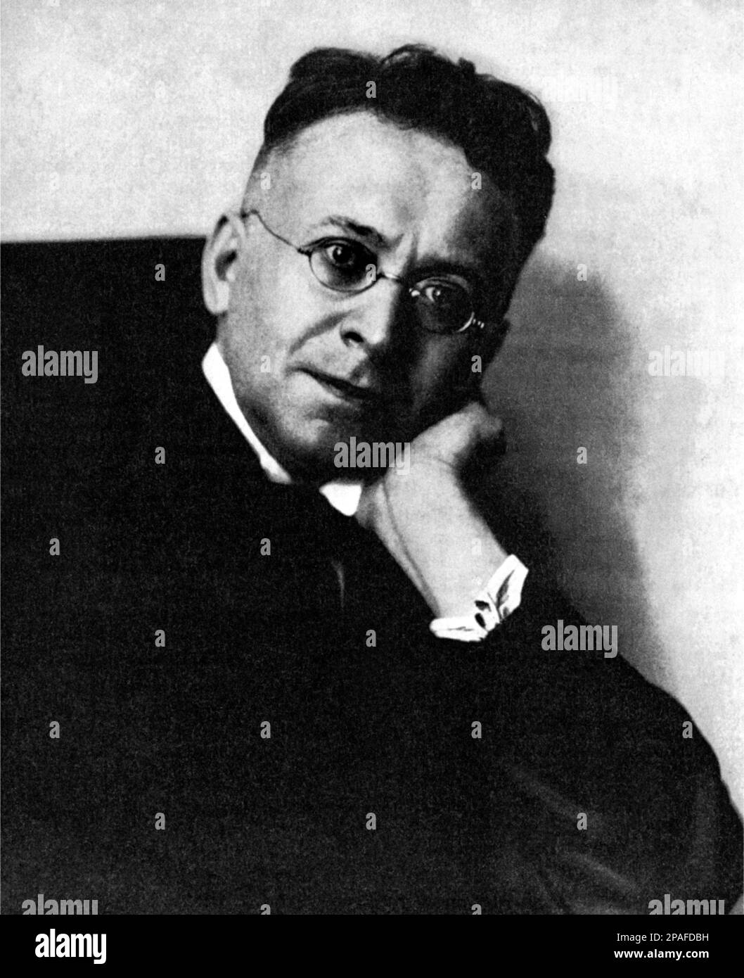 1929 ca : KARL KRAUS ( 1874 - 1936 ) è stato un eminente scrittore e giornalista austriaco, noto come satirista, essayista, aforista, drammaturgo e poeta. È generalmente considerato uno dei più importanti satirici di lingua tedesca del 20th ° secolo, particolarmente noto per le sue critiche spiritose alla stampa, alla cultura tedesca e alla politica tedesca e austriaca. - SCRITTORE - LETTERATURA - LETTERATURA - letterato - AUSTRIA - ritratto - ritratto - occhiale - lente - occhiali ---- ARCHIVIO GBB Foto Stock