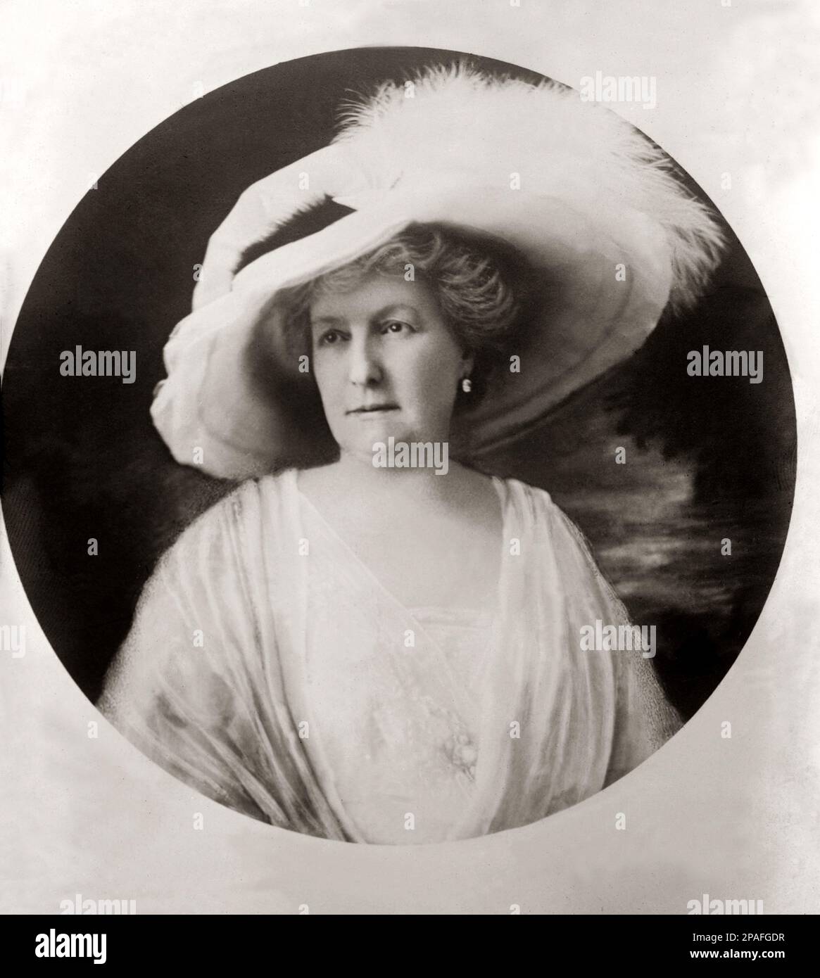 1813 ca. La principessa del Belgio LOUISE (1858 - 1924) Duchesse di SAXE COBURG GOTHA , sposò nel 1875 (divorziato nel 1906) con suo cugino FILIPPO (1844 - 1921) Principe di Saxe-Coburg-Gotha , due figli: Leopoldo ( 1878 - 1916 ) e Dorotea ( 1881 - 1967 ). Louise era figlia del re dei belgi Leopoldo II (1835 - 1909) Duca di Brabante e Maria-Henriette (1836 - 1902) Arciduchessa d'Austria. Louise era la sorella del re Alberto i ( 1875 - 1934 ) , sposata con Elisabetta ( 1876 - 1965 ) Duchessa di Baviera , genitori di Maria Jose' di Savoia (Savoia) ultima Regina d'Italia - CASA del Foto Stock