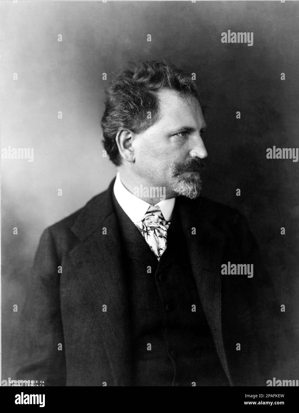 1906 : il pittore francese-moravo e l'illustratore ART NOUVEAU ALFONS MUCHA ( 1860 - 1939 ) . Foto di George K. Lawrence Co, Chicago , USA - ART - ARTE - PITTURA - pittura - PITTORE - artista - artista - artista - ritratto - ritratto - baffi - baffi - barba - barba - barba - colletto - colletto - cravatta - BELLE EPOQUE - occhiali da vista - lente - Alphonse - PROFILO ---- ARCHIVIO GBB Foto Stock