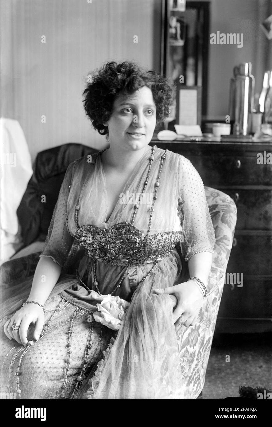 1922 , New York , USA : il soprano italiano CLAUDIA MUZIO ( 1889 - 1936 ) la cui carriera internazionale fu tra i più affermati degli inizi del '20th. Muzio fece il suo debutto operistico ad Arezzo (15 gennaio 1910) nel ruolo di Manon di Massenet, E nonostante la sua giovinezza ha fatto rapidi progressi nei teatri lirici italiani, portando a début alla Scala di Milano nel 1913 (come Desdemona nell'Otello di Verdi), a Parigi (come Desdemona) e a Londra a Covent Garden (come Manon Lescaut di Puccini) nel 1914; Rimase a Londra per cantare altri ruoli tra cui Mimi e Tosca (entrambi con C Foto Stock