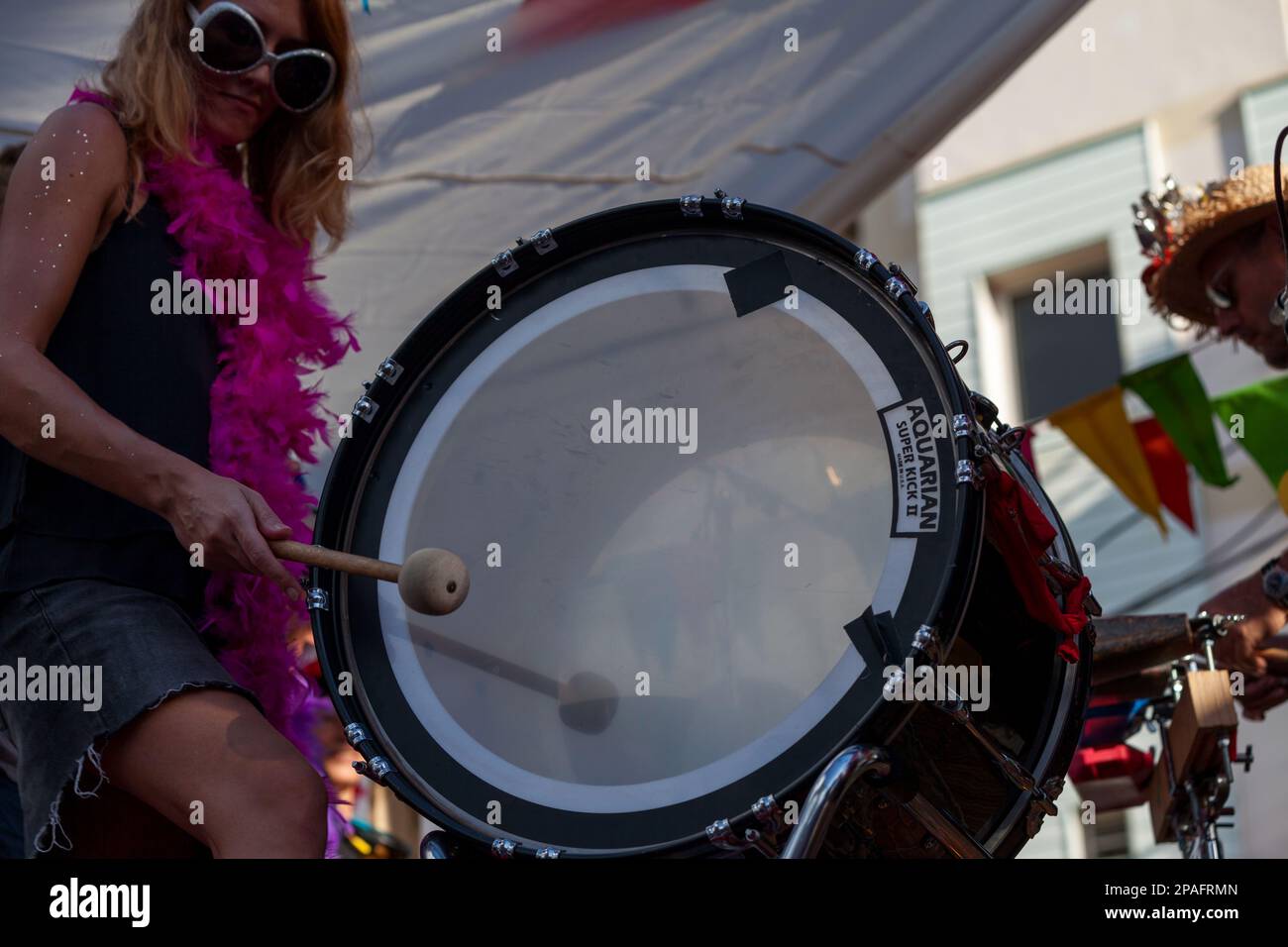 Saint-Gilles les bains, la Réunion - Giugno 25 2017: Batterista suonando con un tamburo basso con la bandiera dell'isola di Reunion dipinta su di esso durante il carnevale di Foto Stock