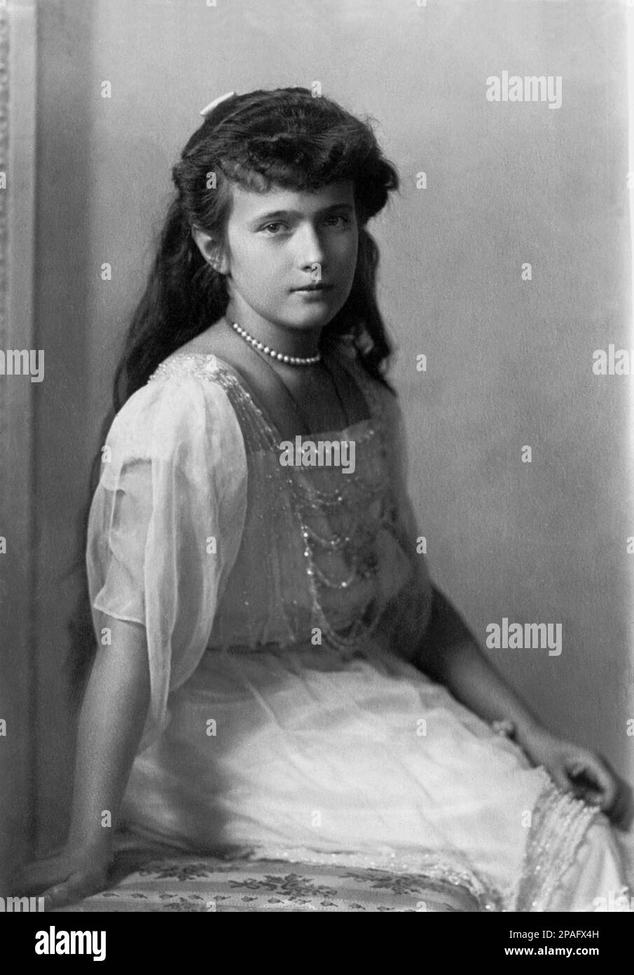 1913 ca : la granduchessa RUSSA DI sua altezza Imperiale ANASTASIA ROMANOV ( 1901 - 1918 ) , figlia minore dello zar Nicola II di Russia e di Alexandra Fyodorovna . Si presume che sia stata assassinata con la sua famiglia il 17 luglio 1918, dalle forze della polizia segreta bolscevica. Tuttavia, le voci persistono della sua possibile fuga dal 1918, alimentata da rapporti che due serie di resti, identificati come Alexei Nikolaevich, Tsarevich della Russia, e o Anastasia o la sua sorella maggiore Maria, erano mancanti da una tomba di massa trovata vicino Ekaterinburg e più tardi identificati attraverso test del DNA A. Foto Stock