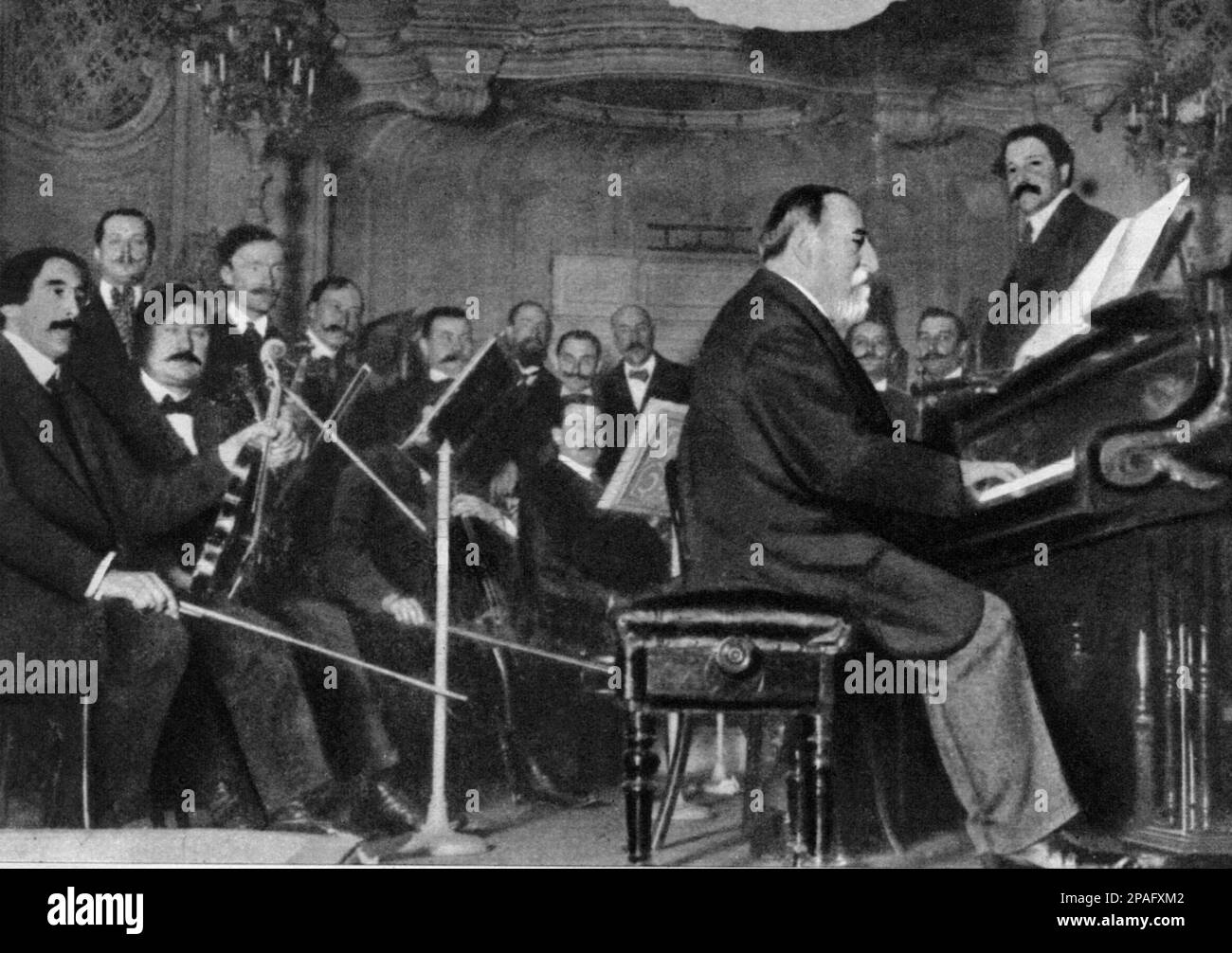Il virtuoso dell'organo francese e compositore di musica CAMILLE SAINT SAENS (1835 - 1921) alla prima esecuzione della sua composizione CARNIVAL OF THE ANIMALS ( Carnevale degli animali ) . Compose una varietà di opere di successo che includono l'Opera SAMSON E DELILAH , orchestrale e diverse sinfonie , concerti e brani strumentali solistici - Saint-Saens - DIRETTORE D' ORCHESTRA - COMPOSITORE - OPERA LIRICA - CLASSICA - CLASSICA - RITRATTO - RITRATTO - MUSICALE - MUSICA - profilo - profilo - barba - barba - pianoforte - pianoforte - pianoforte - - -- ARCHIVIO GBB Foto Stock
