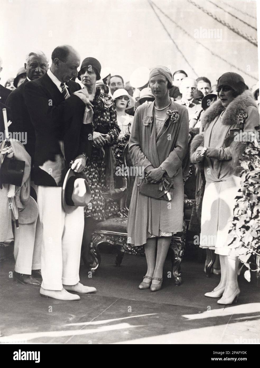 1929 , 9 giugno , Roma , Italia : la principessa italiana GIOVANNA di SAVOIA ( 1907 - 2000 ), figlia del re VITTORIO EMANUELE III e futura moglie ogf BORIS III RE DI BULGARIA ( 1894 - 1943 ), con la gerarca fascista AUGUSTO TURATI ( 1888 - 1955 ) E la principessa veneziana MARIANNA GIOVANNELLI, nata Contessa di SEREGO ALIGHIERI ( 1879 - 1953 ), Dama di Palazzo della Regina d'Italia Elena . In questa foto durante la benedizione delle barche a Società Canottieri Tevere-Reno . - CASA SAVOIA - ITALIA - REALI - NOBILTÀ ITALIANA - SAVOIA - NOBILTÀ - ROYALTY - STORIA - FOTO STORICHE - ROMA - CAPPELLO - CA Foto Stock