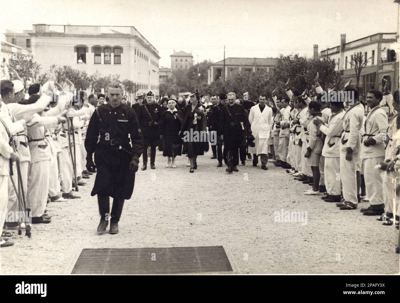 1938 , 17 maggio , MESTRE , Venezia , ITALIA : la Principessa di PIEMONTE futura Regina MARIA JOSE' di SAVOIA ( principessa del Belgio Brabante , 1906 - 2001 ) , moglie dell'ultimo re italiano Umberto i , visita un ospedale di guerra con la Croce Rossa . Foto Ferruzzi , VENEZIA - FASCISMO - FASCISTA - FASCISMO - CASA SAVOIA - ITALIA - REALI - BRABANTE - BELGIO - NOBILTÀ ITALIANA - SAVOY - NOBILTÀ - ROYALTY - STORIA - FOTO STORICHE - INFERMIERA - OSPEDALE - VENEZIA - WW2 - 2ND GUERRA MONDIALE - SECONDA GUERRA MONDIALE ---- ARCHIVIO GBB Foto Stock