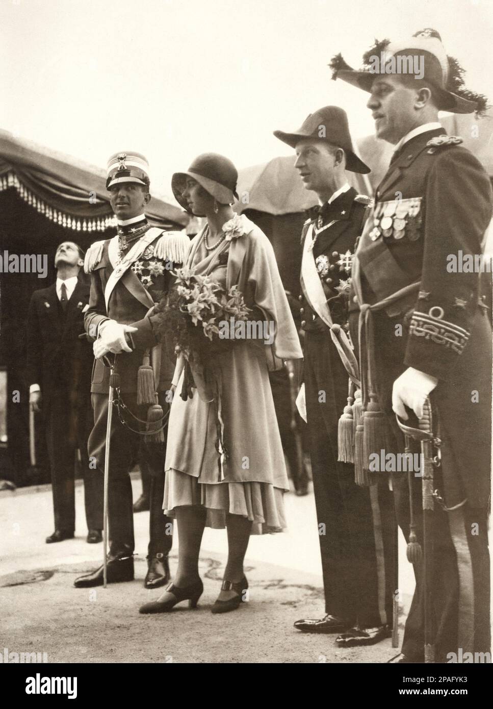 1930 ca , LA SPEZIA , ITALIA : UMBERTO di SAVOIA principe piemontese ( 1904 - 1983 ) , successivamente re d'Italia UMBERTO II nel maggio 1945, figlio del re d'Italia VITTORIO EMANUELE III e della regina ELENA ( del Montenegro ) . In questa foto con la moglie MARIA JOSE' ( principessa DEL BELGIO ) , Il Ministro della Marina Ammiraglio SIRIANNI e il Conte GIUSEPPE VOLPI DI MISURATA al varo inaugurale della barca Incrociatore Zara - ITALIA - CASA SAVOIA - REALI - Nobiltà ITALIANA - SAVOY - BELGIO - BRABANTE - NOBILTÀ - ROYALTY - STORIA - FOTO STORICHE - royalty - nobili - Nobiltà - principe reale ereditario - militante Foto Stock